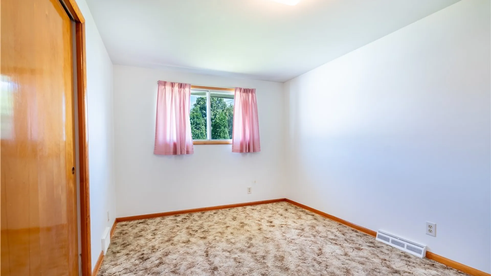 Property at 121 Vern Lane, Cheektowaga, NY 14227 11