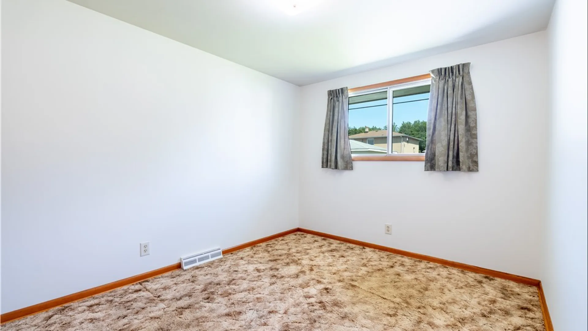 Property at 121 Vern Lane, Cheektowaga, NY 14227 13