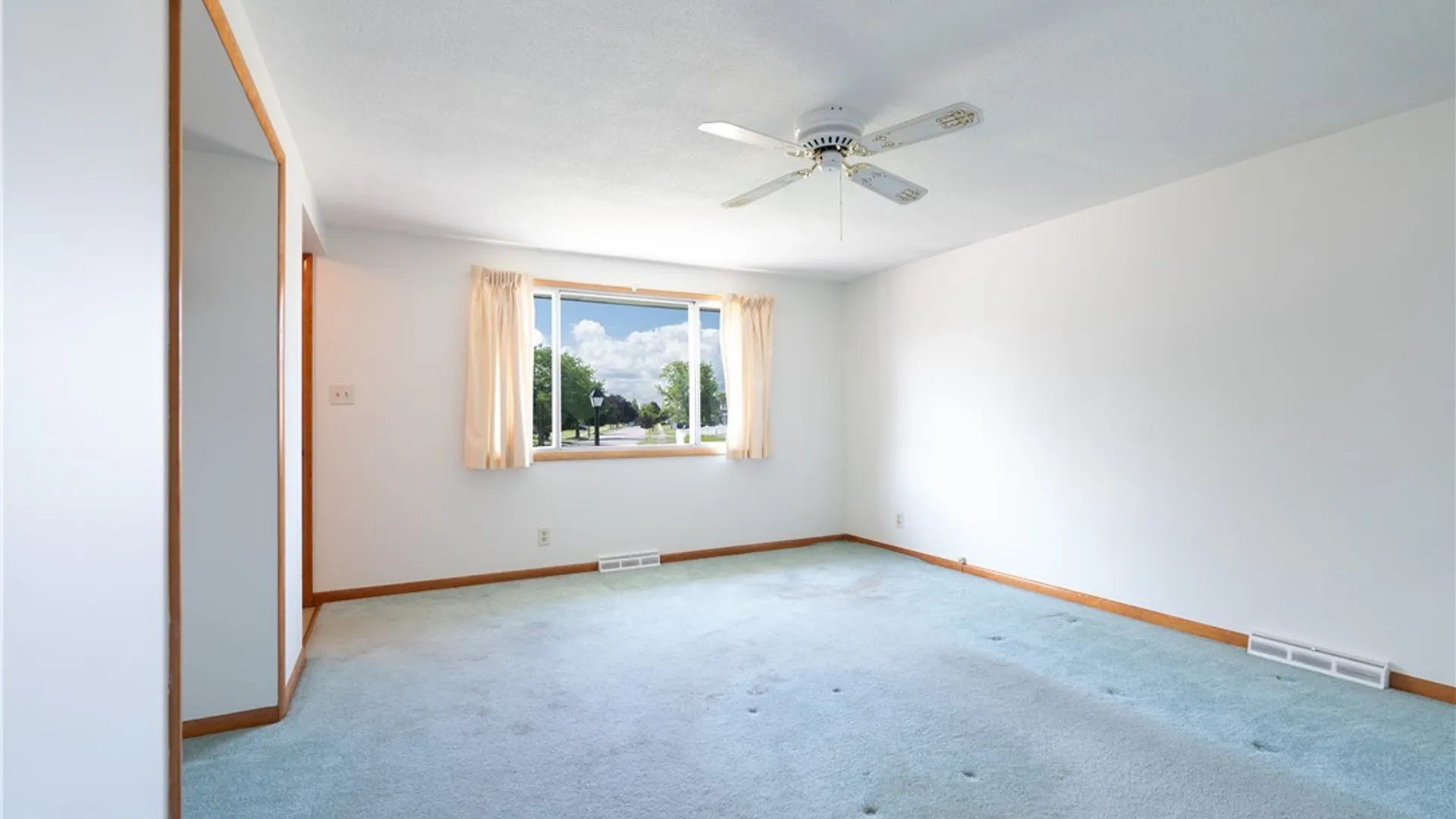 Property at 121 Vern Lane, Cheektowaga, NY 14227 5