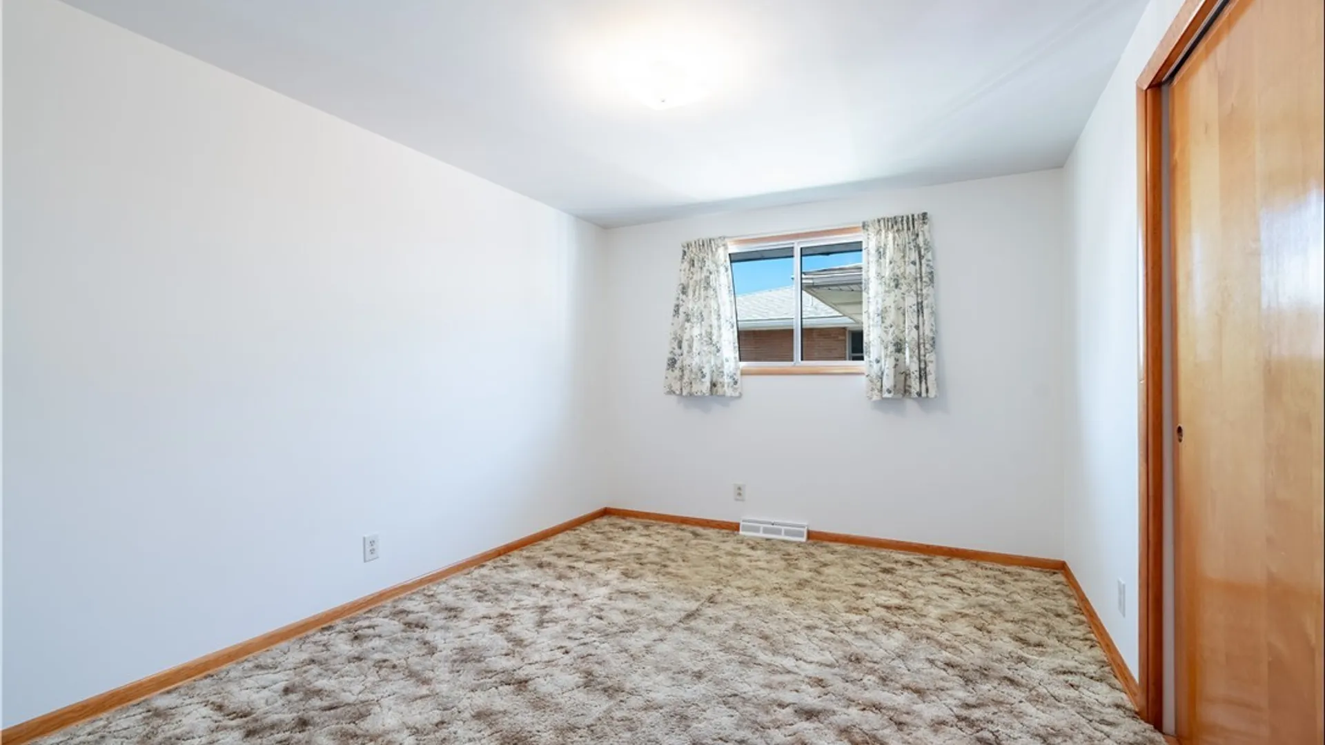 Property at 121 Vern Lane, Cheektowaga, NY 14227 9