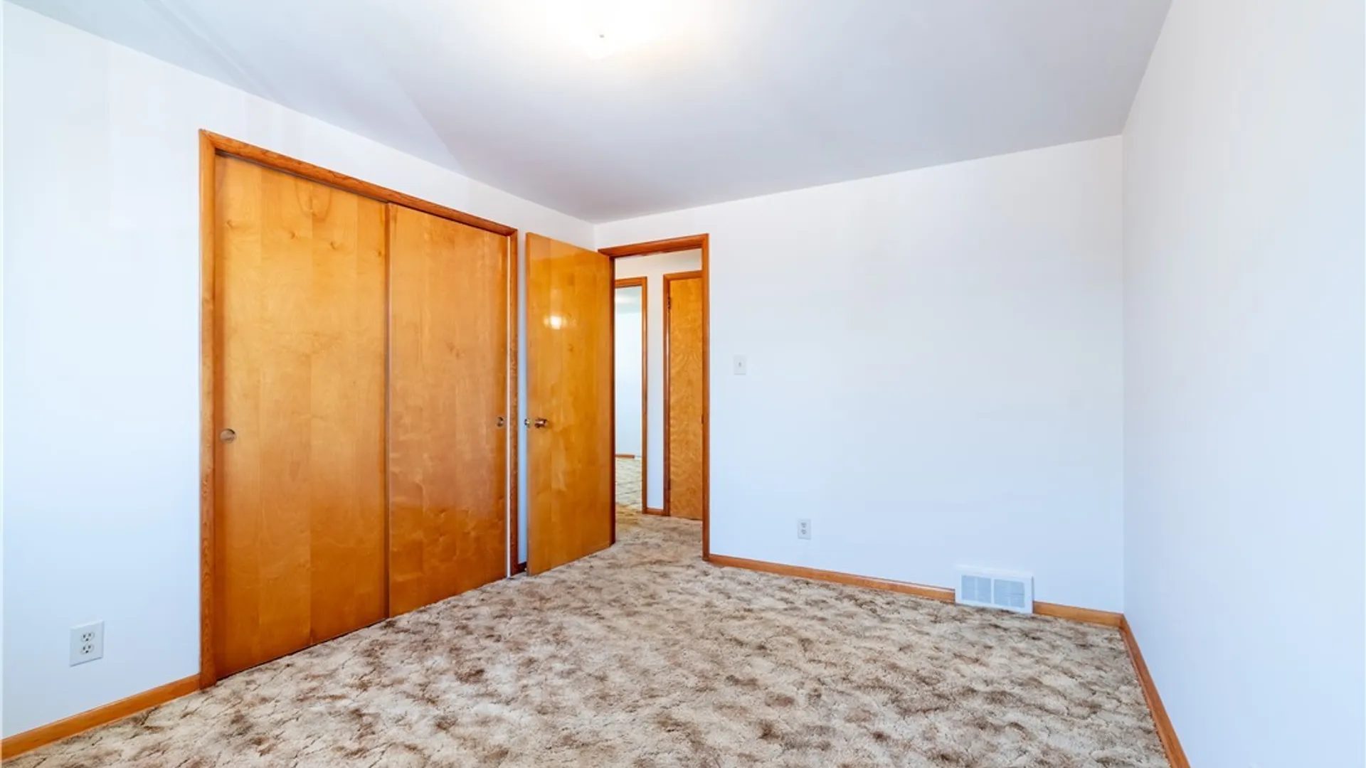 Property at 121 Vern Lane, Cheektowaga, NY 14227 10