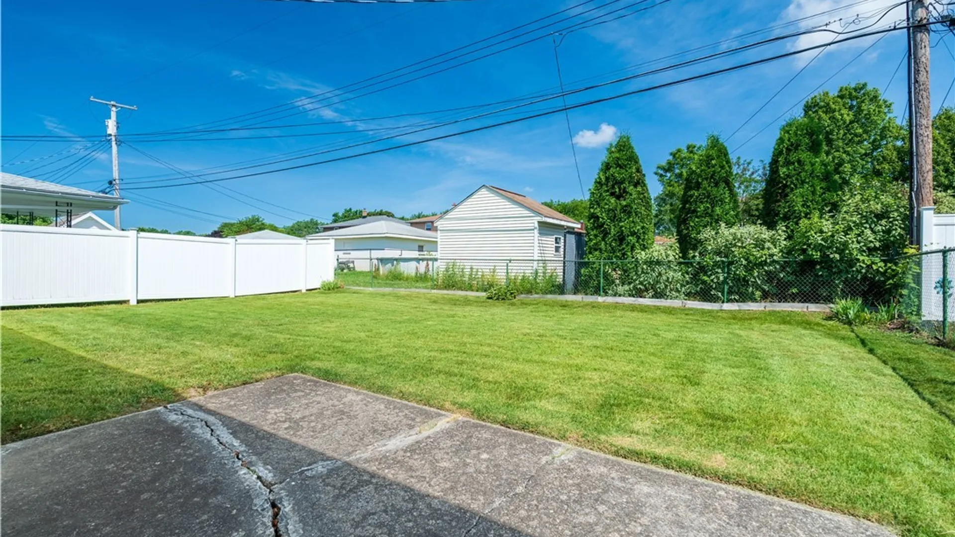 Property at 121 Vern Lane, Cheektowaga, NY 14227 27