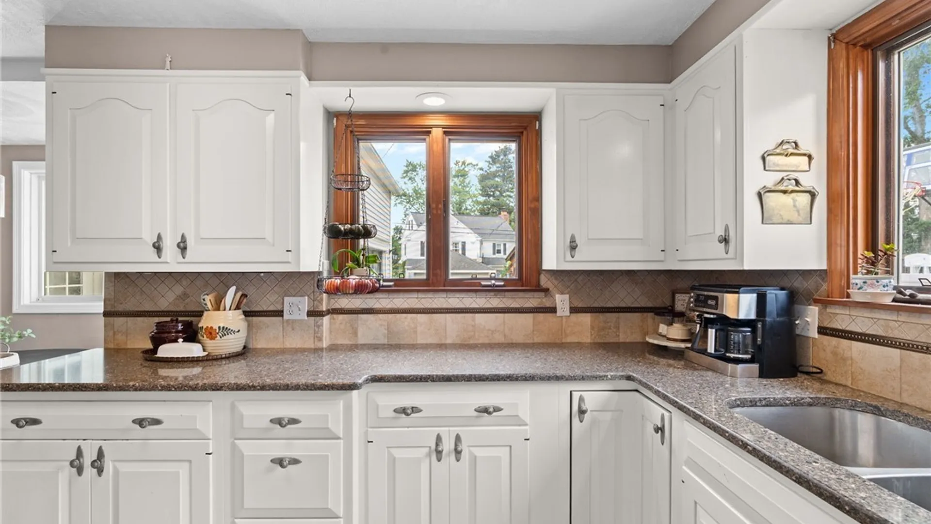 Property at 948 Mckinley Avenue, Niagara Falls, NY 14305 6