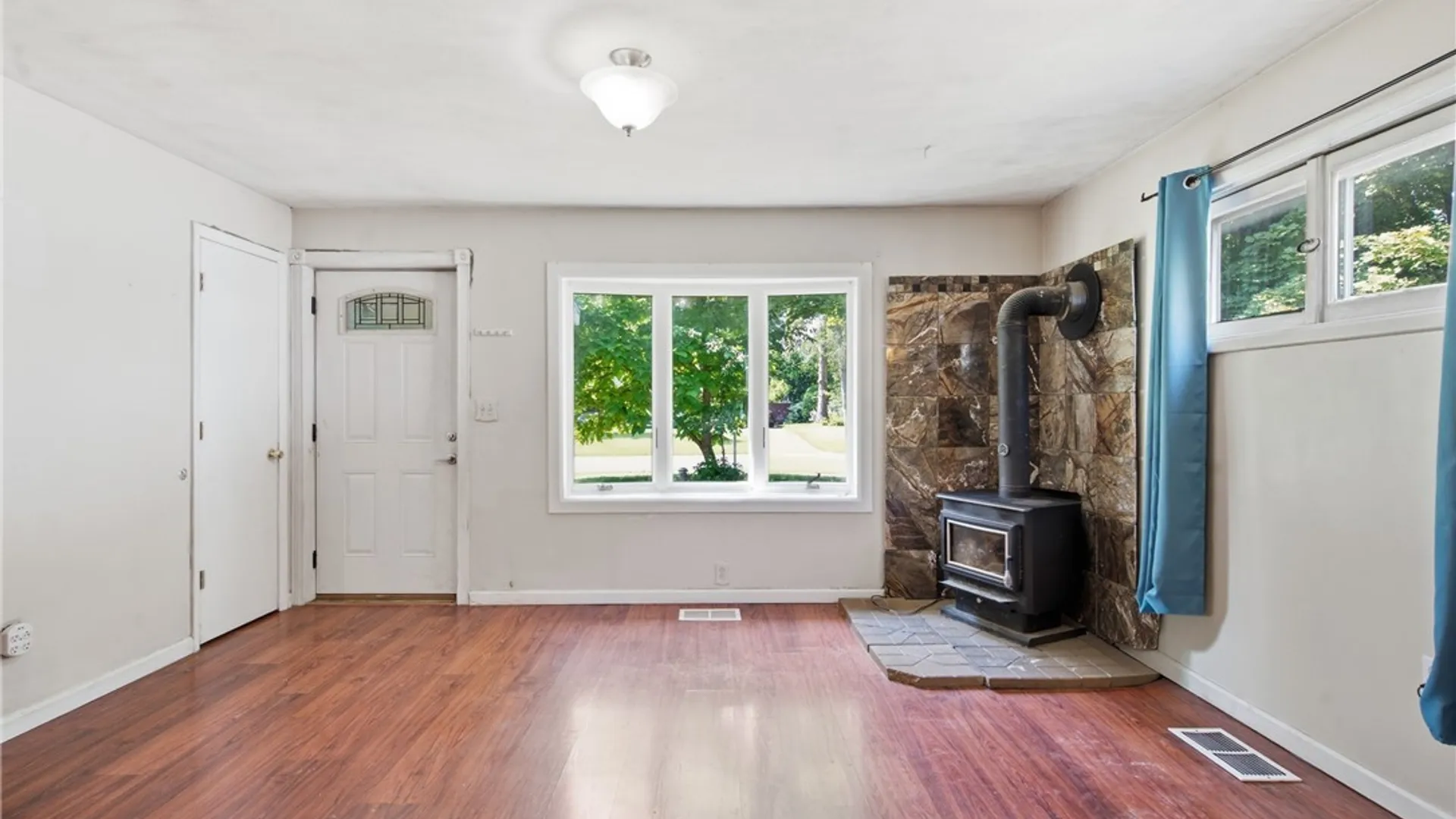 Property at 15 Lincoln Road, Clay, NY 13212 4
