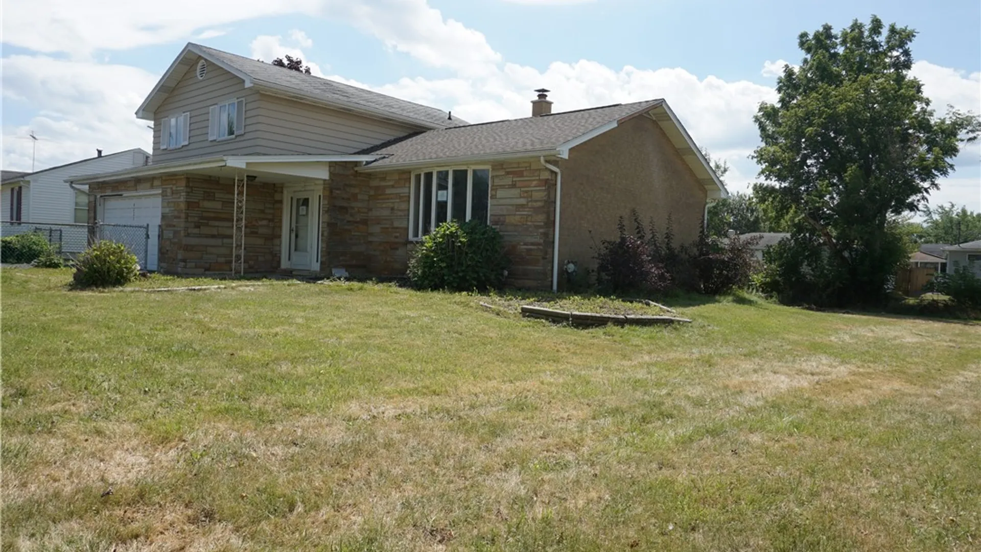 Property at 4225 E Frontier Drive, Hamburg, NY 14219 4