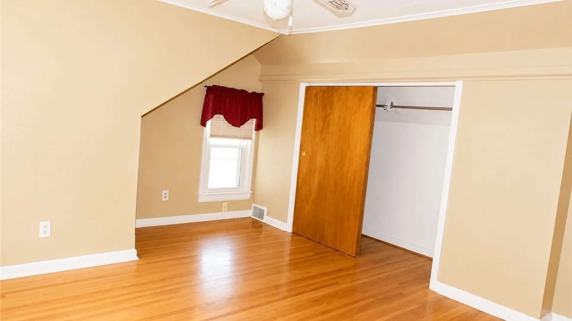 Property at 16 Marvin Ct, Hamburg, NY 14075 17