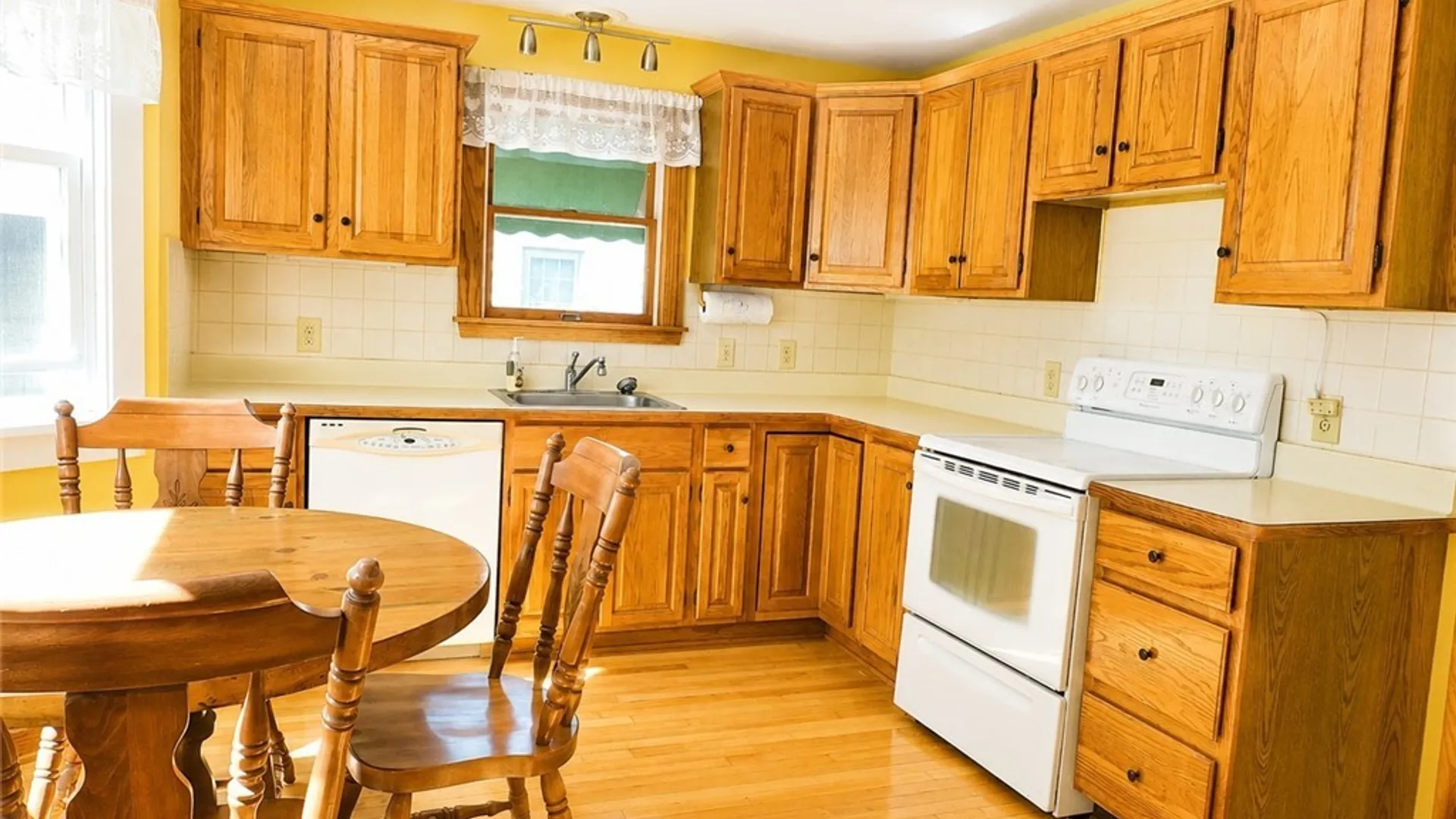 Property at 16 Marvin Ct, Hamburg, NY 14075 3