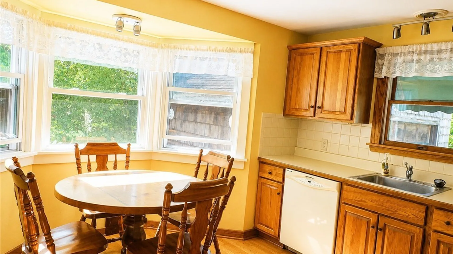 Property at 16 Marvin Ct, Hamburg, NY 14075 4
