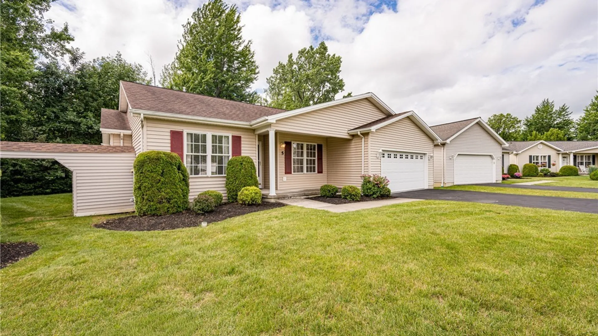 Property at 5 Alexander Parkway, Pendleton, NY 14120 2
