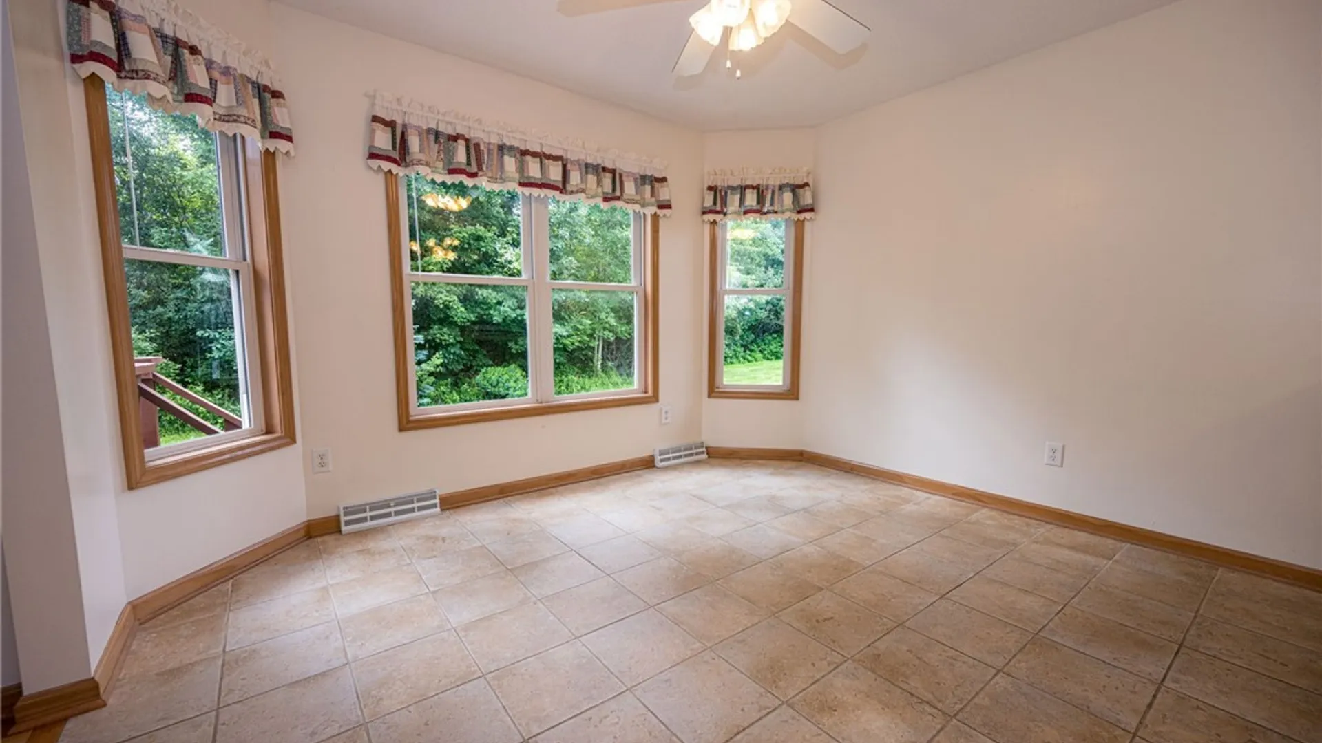 Property at 5 Alexander Parkway, Pendleton, NY 14120 11