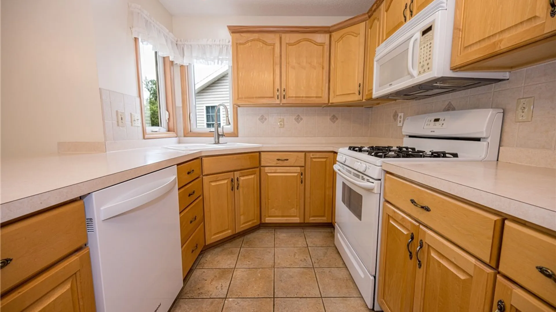 Property at 5 Alexander Parkway, Pendleton, NY 14120 15