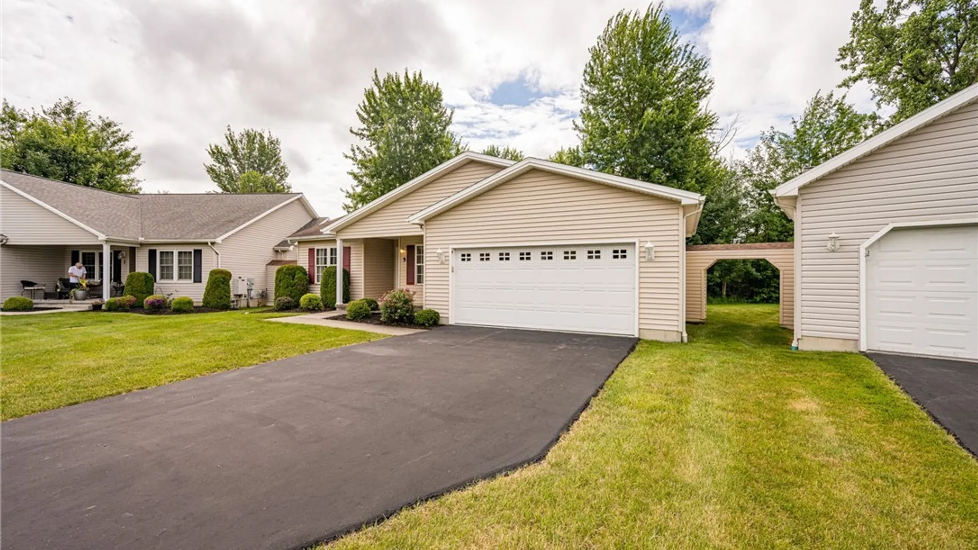 Property at 5 Alexander Parkway, Pendleton, NY 14120 3