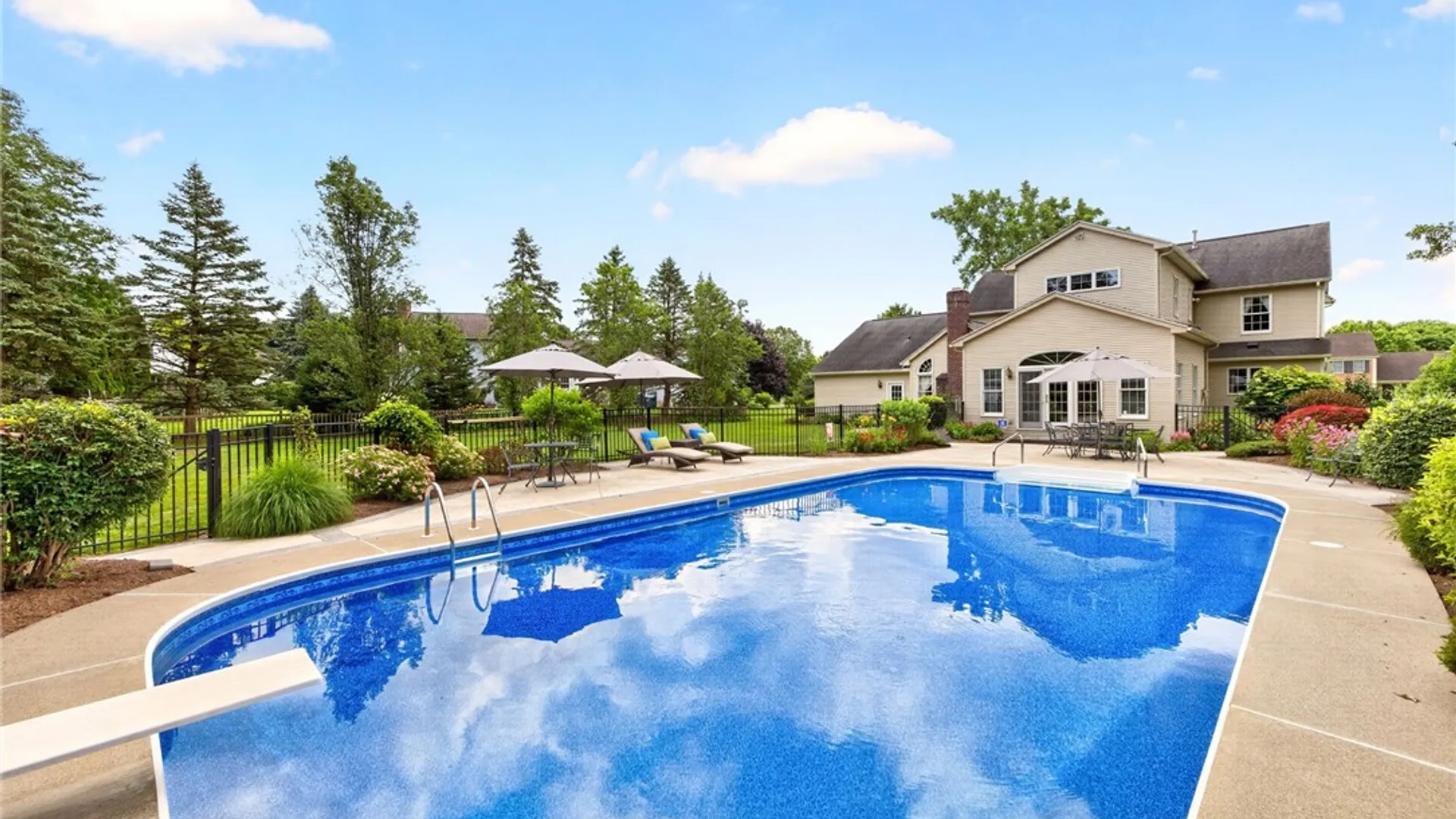 Property at 3 Farm Field Lane, Pittsford, NY 14534 45
