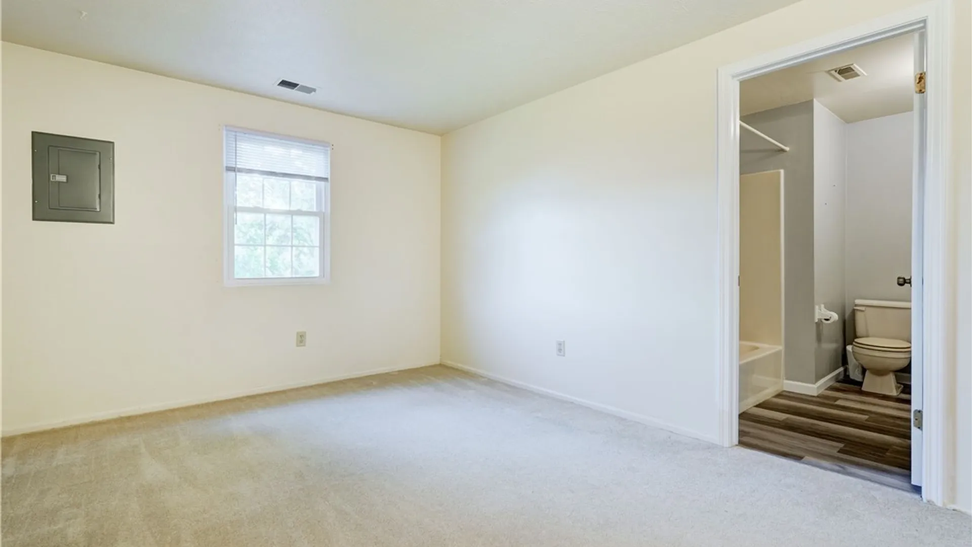 Property at 32 Chestnut Ct, Parma, NY 14468 20