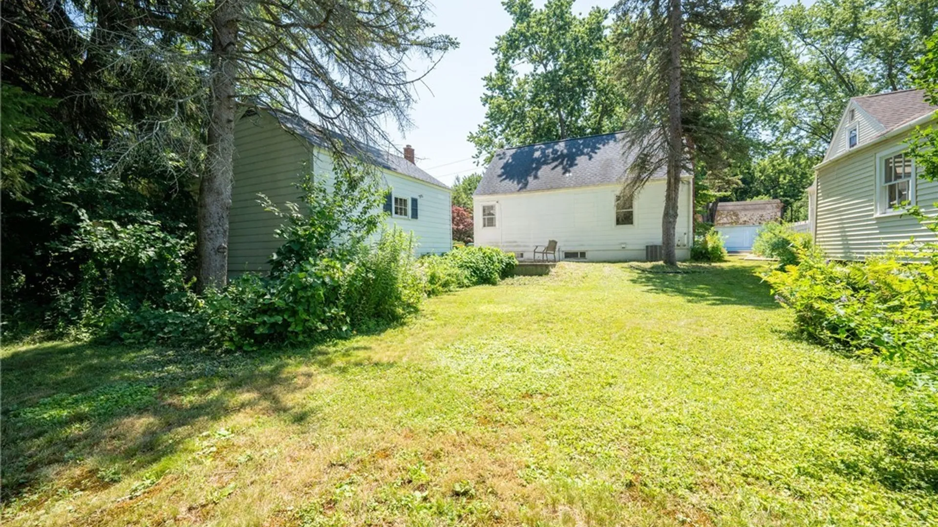 Property at 44 Beverly Place, Hamburg, NY 14075 32