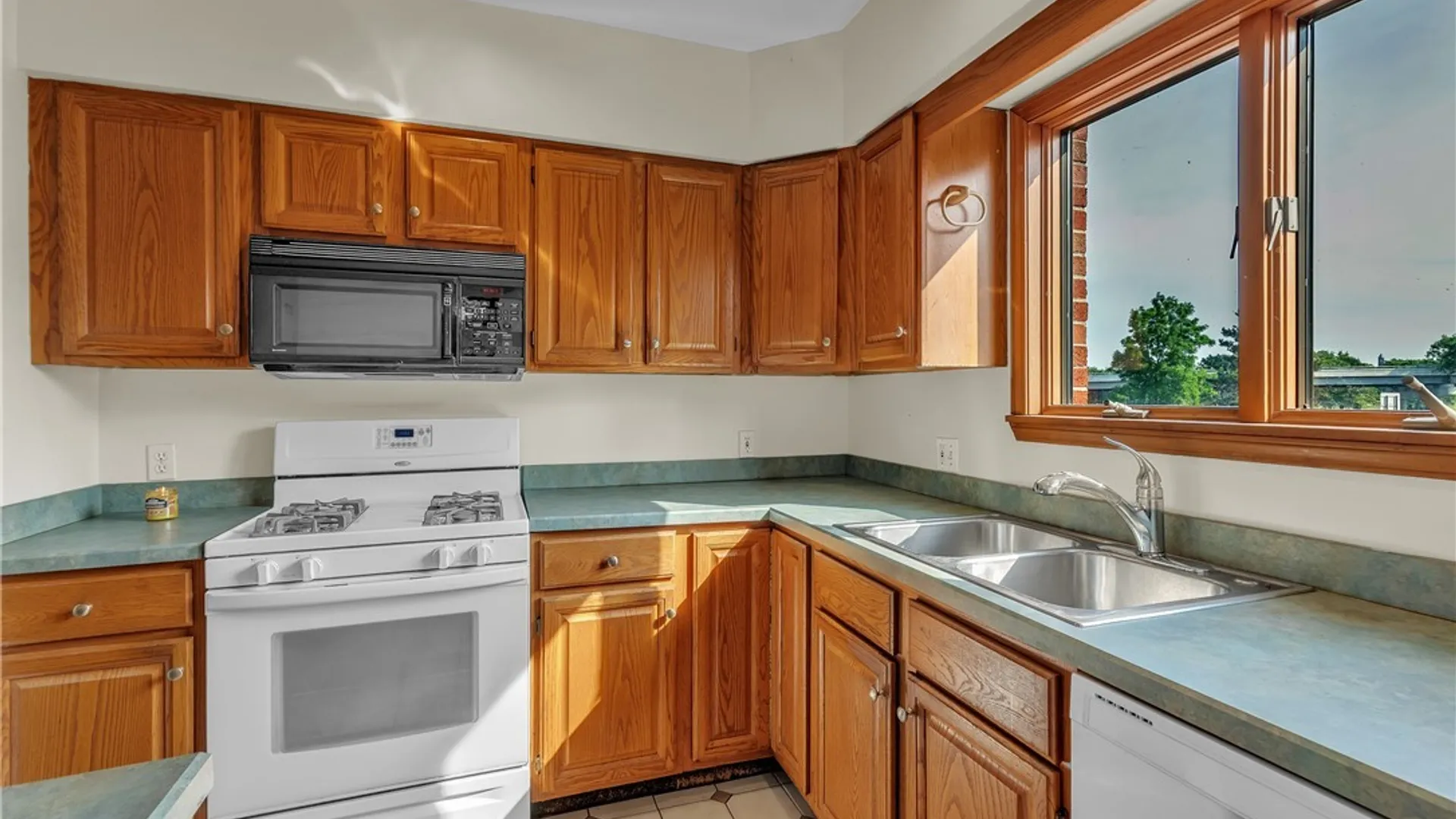 Property at 418 Lakefront Blvd, Buffalo, NY 14202 15