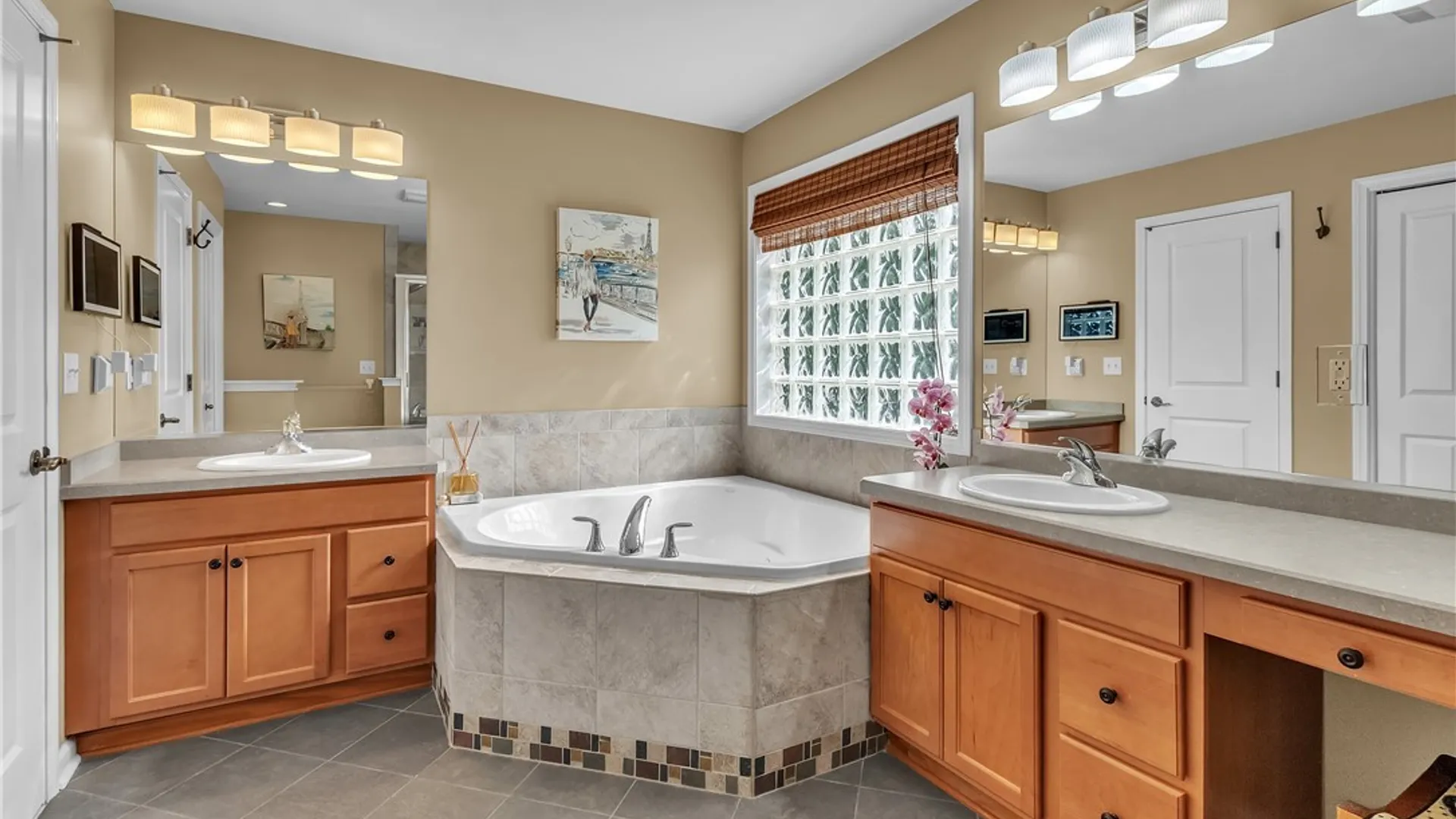 Property at 8059 Laurel Park Ln, Clarence, NY 14051 15