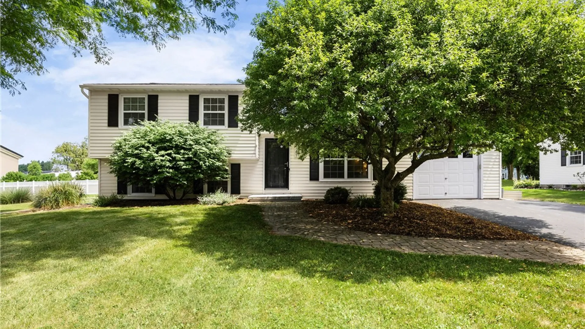 Property at 1747 Elmwood Circle, Farmington, NY 14425 3