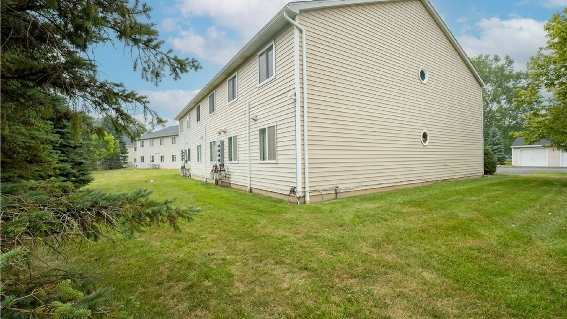 Property at 7 Sunmist E, Amherst, NY 14228 24