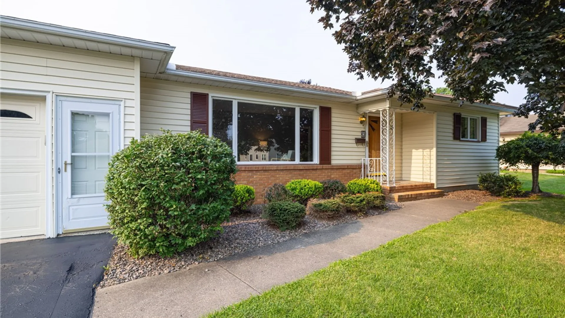 Property at 15 Georgian Dr, Irondequoit, NY 14609 3