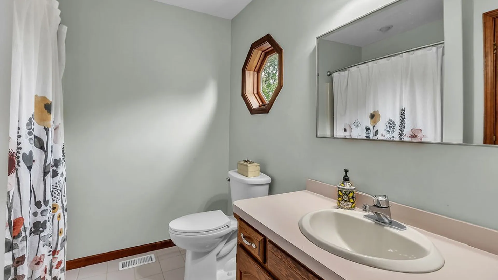 Property at 6021 Quaker Hollow Crescent, Orchard Park, NY 14127 32