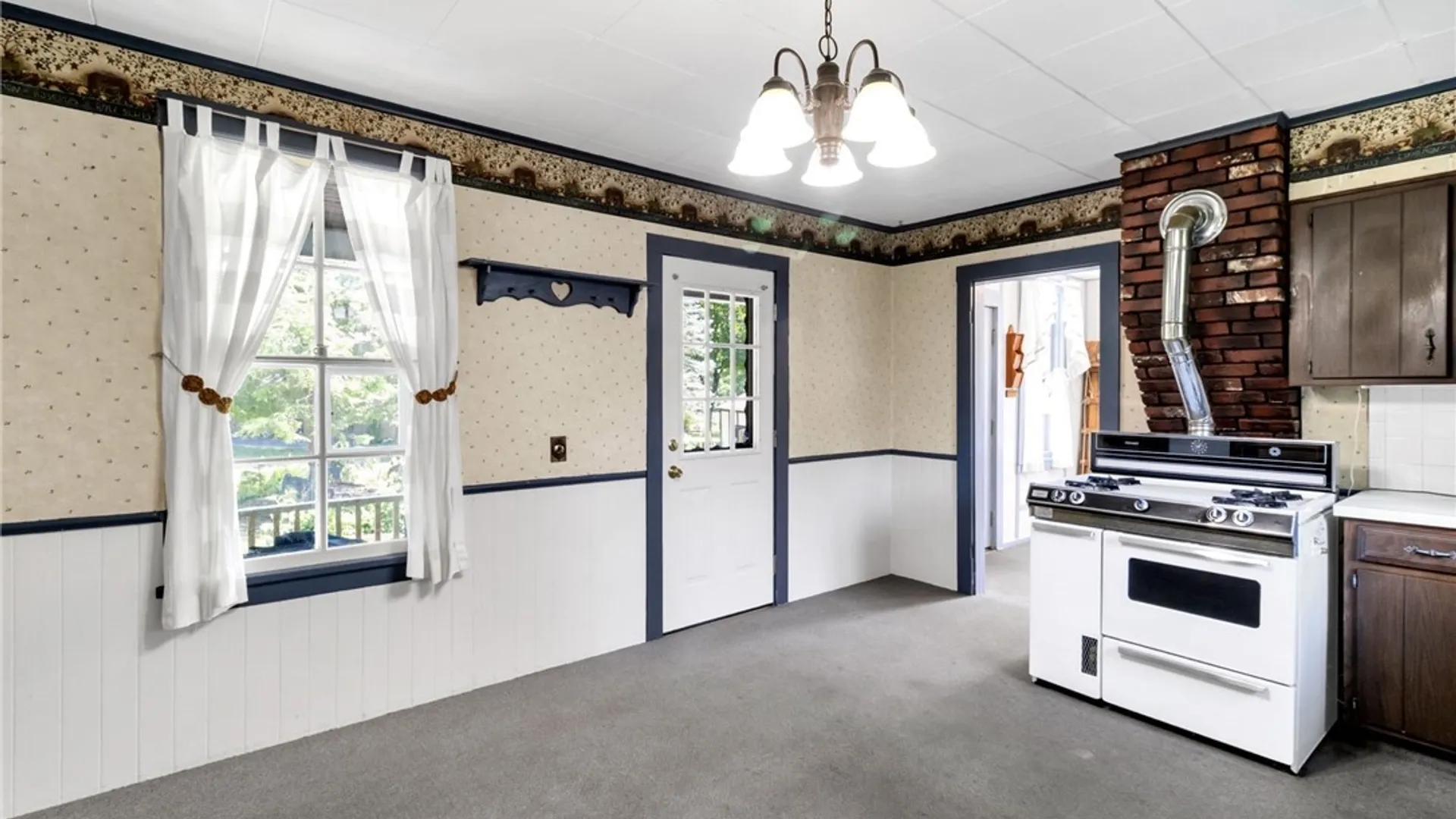 Property at 301 Bennett Road, Cheektowaga, NY 14227 32