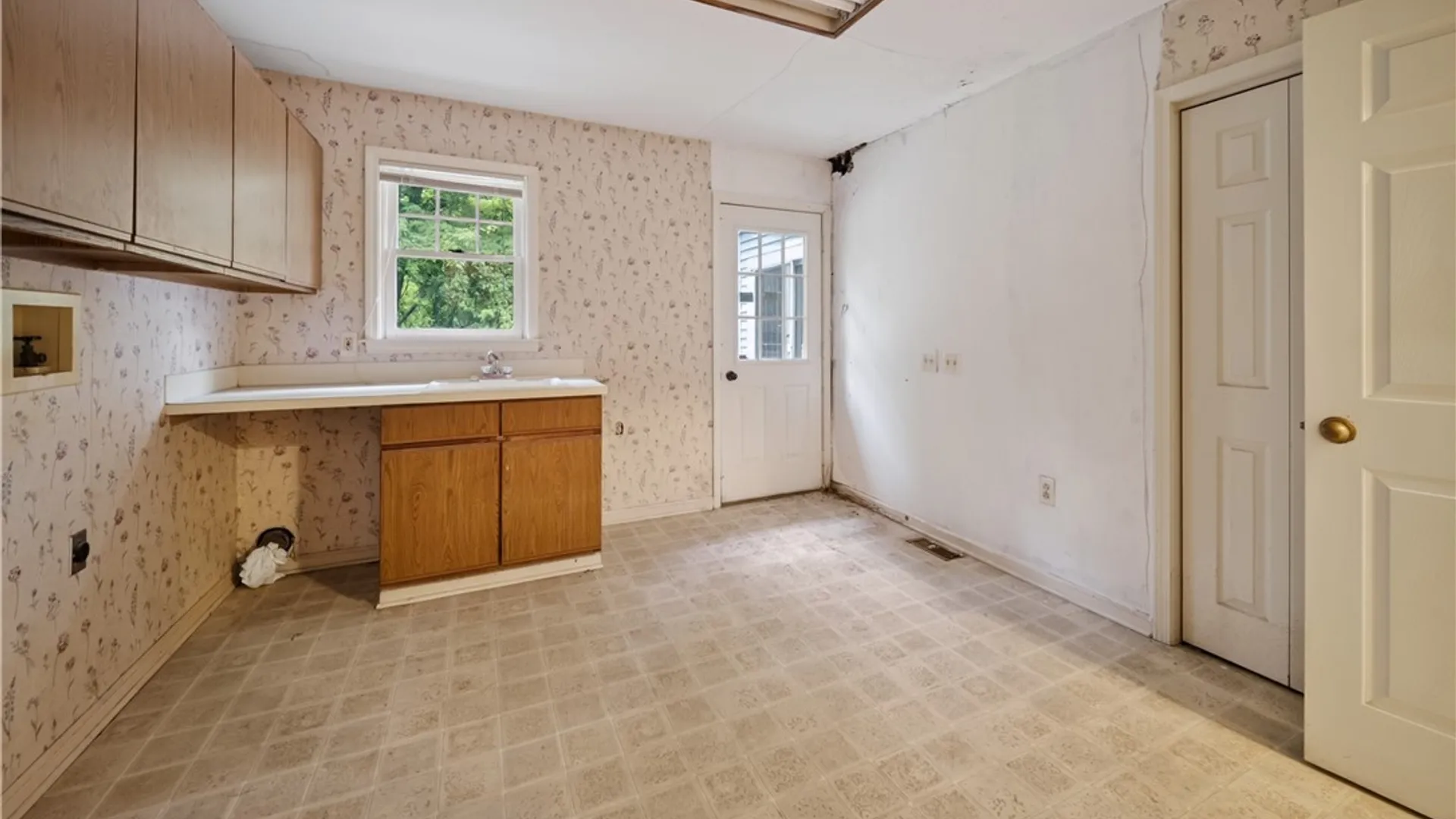 Property at 112 Greeley Circle, Salina, NY 13090 28