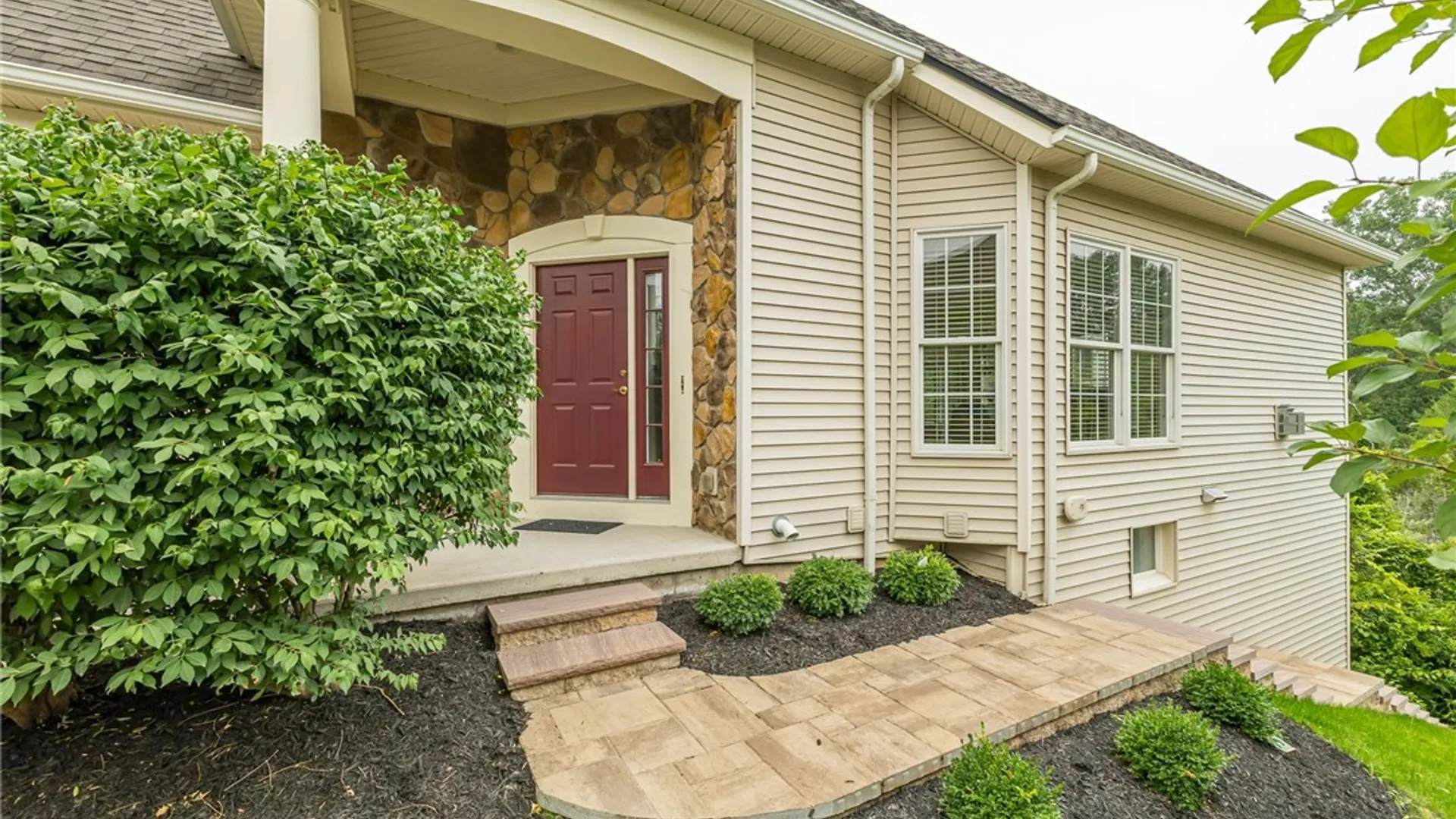 Property at 1100 Yorkshire Way, Victor, NY 14564 4