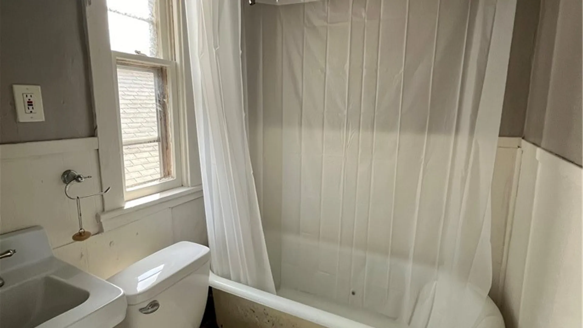 Property at 444 Schiller Street, Buffalo, NY 14212 9