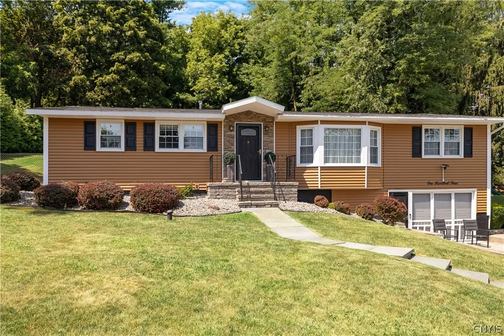 Property at 104 Ivy Lane, Camillus, NY 13219