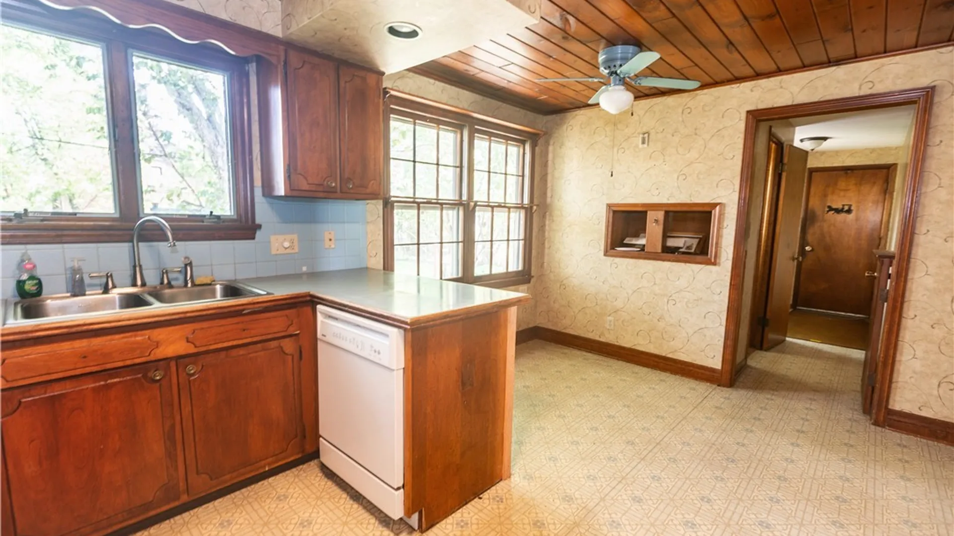 Property at 176 Rosewood Drive, West Seneca, NY 14224 5