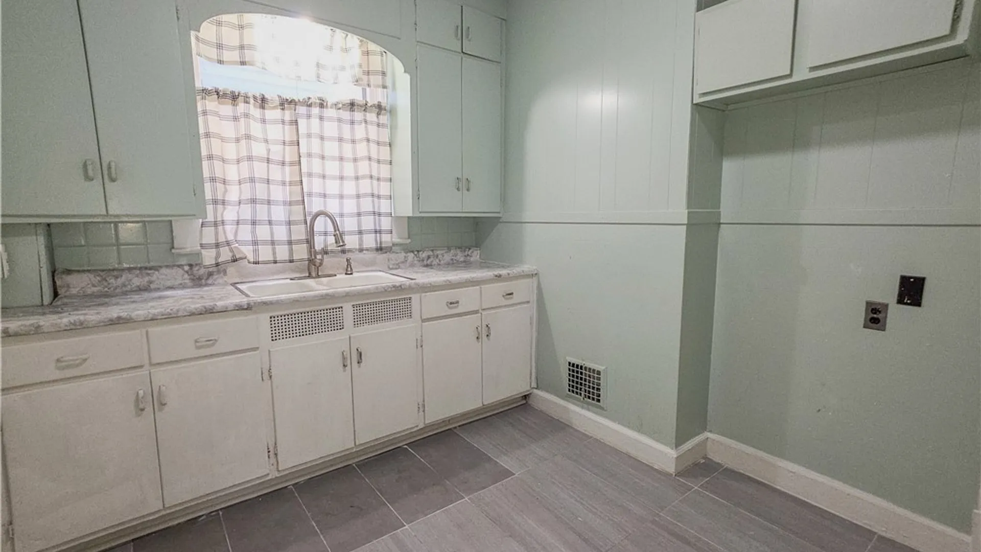 Property at 818 Ashland Avenue, Niagara Falls, NY 14301 7