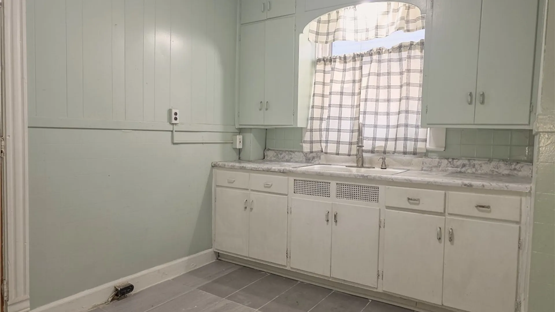 Property at 818 Ashland Avenue, Niagara Falls, NY 14301 8