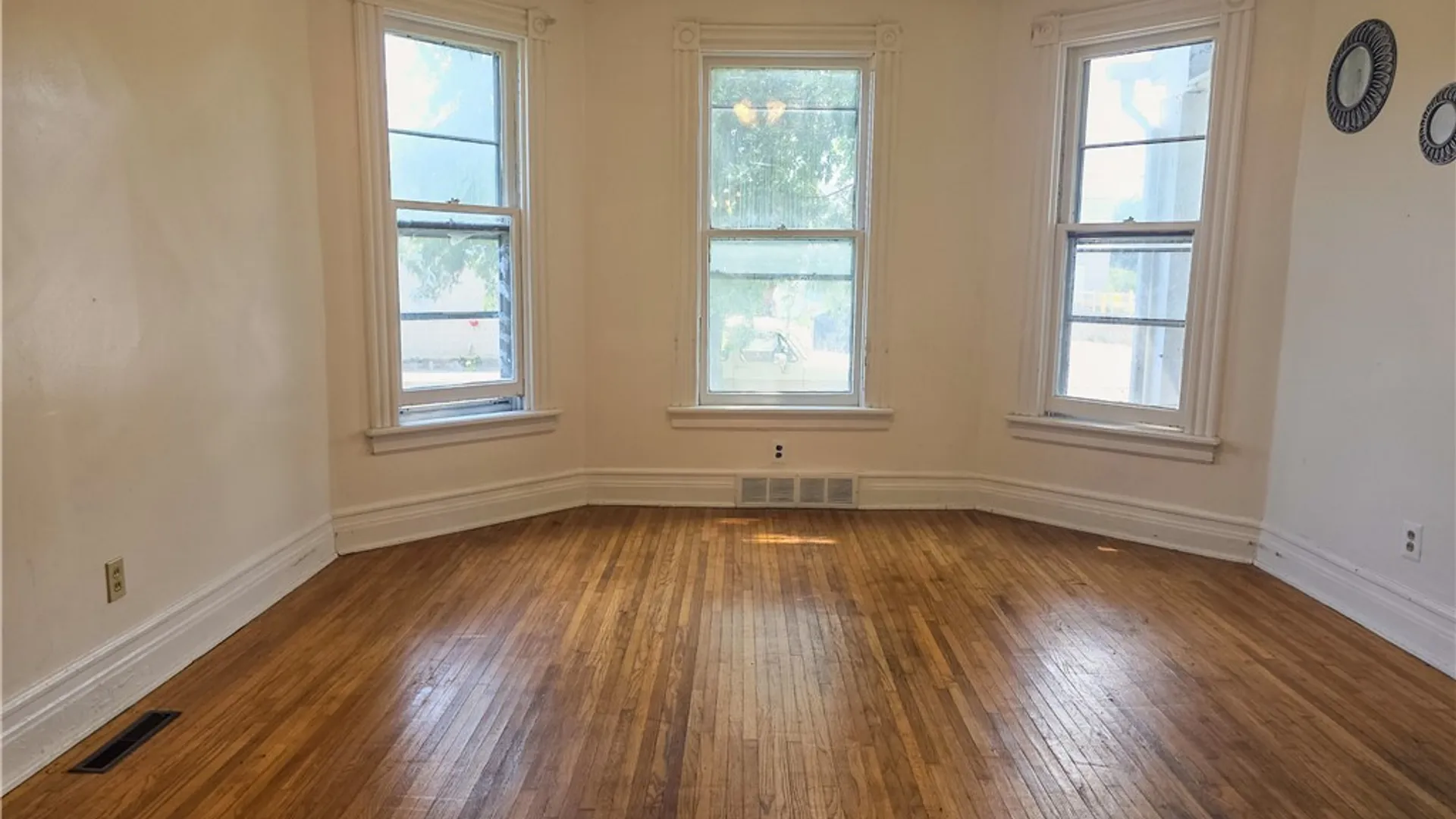 Property at 818 Ashland Avenue, Niagara Falls, NY 14301 4