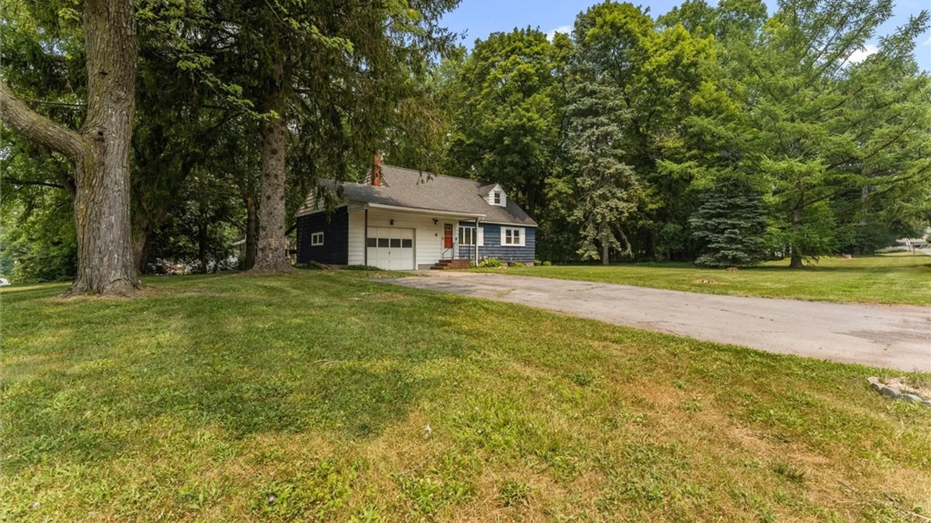 Property at 4 Evergreen Lane, Camillus, NY 13031 5