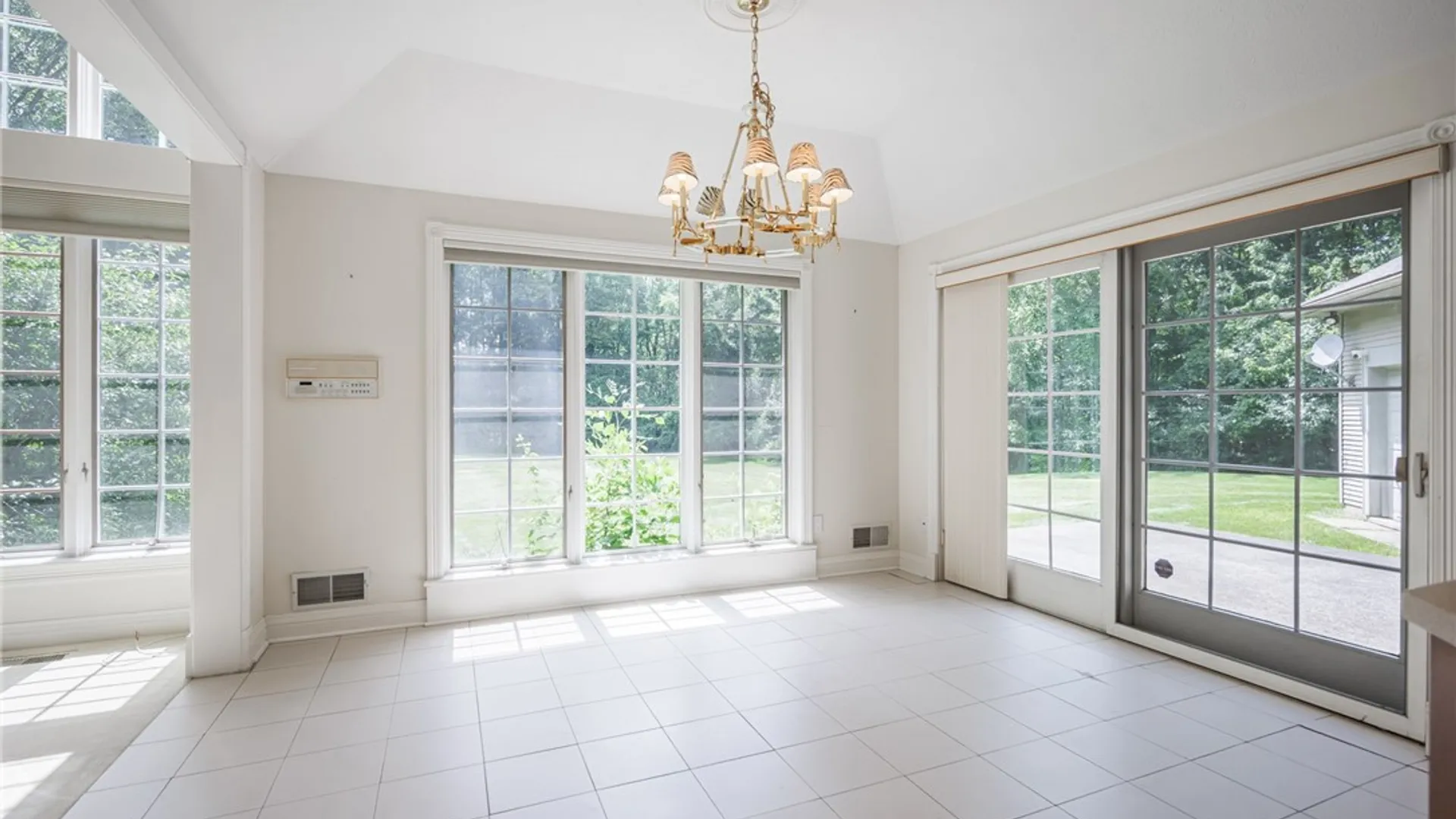 Property at 24 Roxbury Lane, Pittsford, NY 14534 18