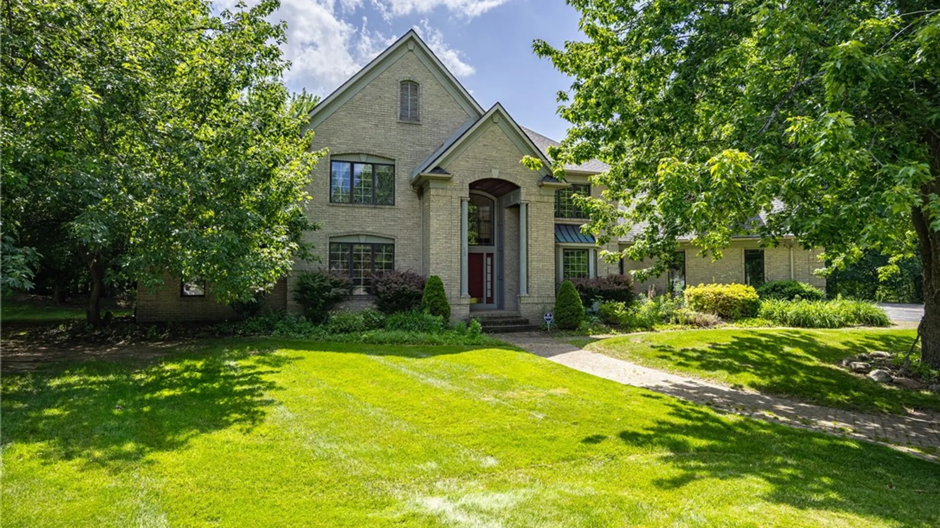 Property at 24 Roxbury Lane, Pittsford, NY 14534 2