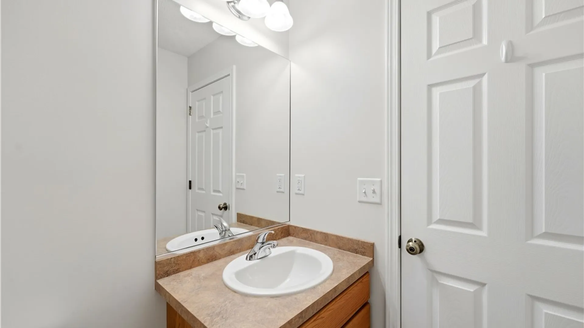 Property at 6 Wetherby, Lancaster, NY 14086 27
