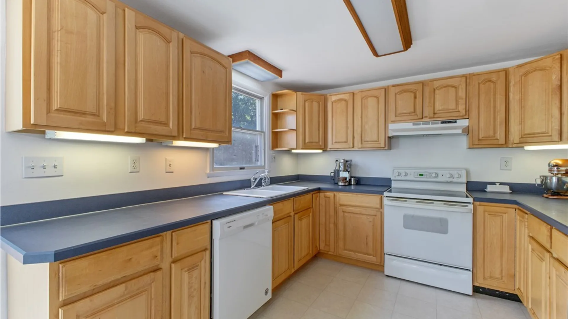 Property at 4258 Amblewood Lane, Clay, NY 13041 9