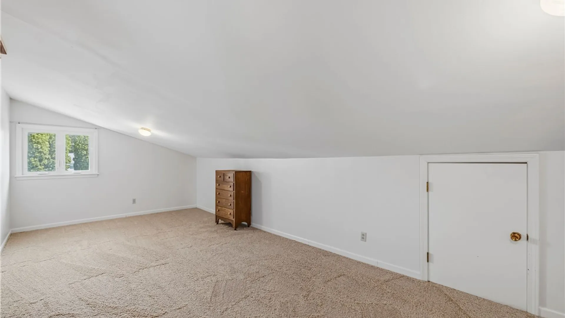 Property at 951 Foxcroft Rd, Grand Island, NY 14072 27