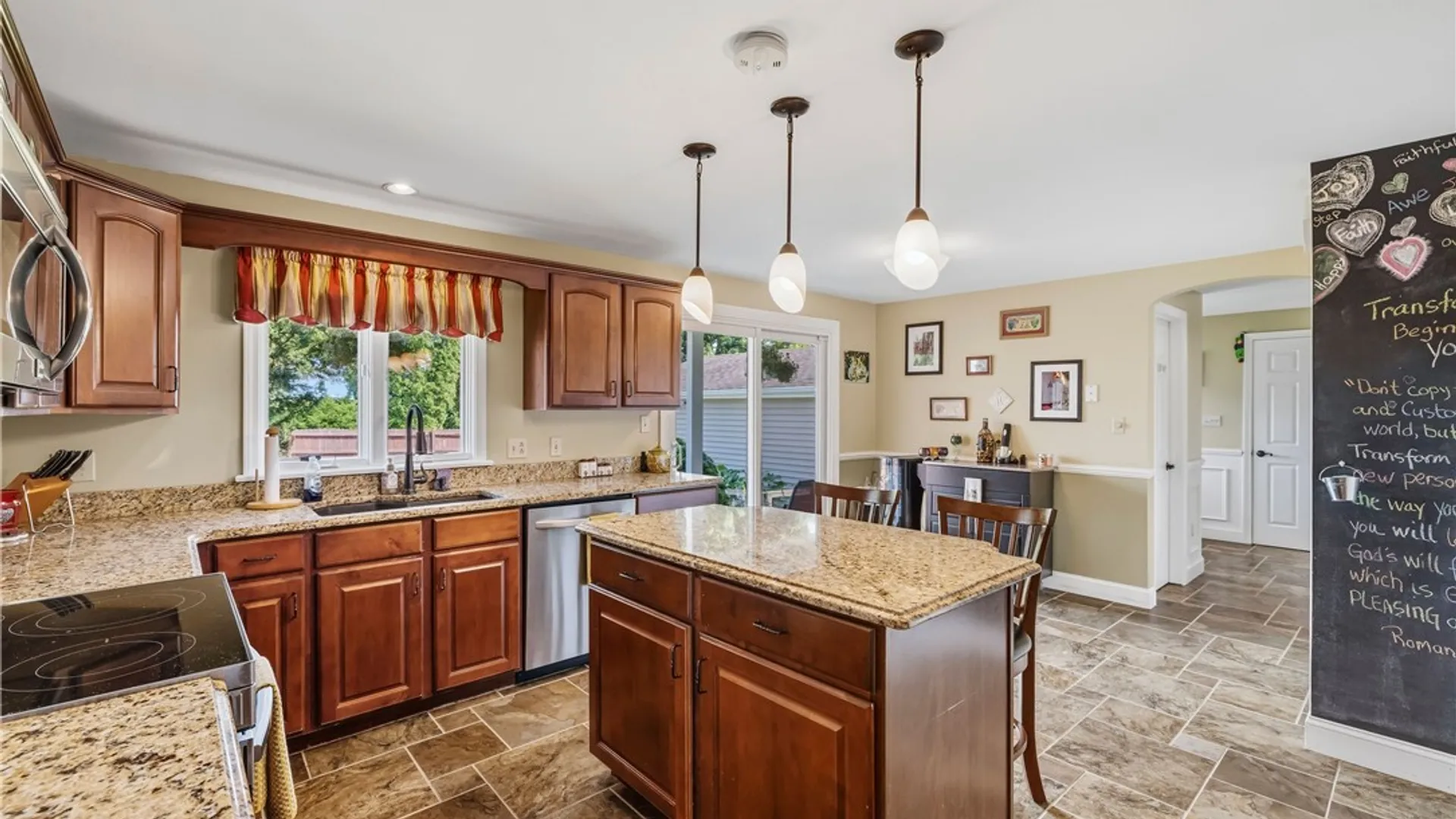 Property at 951 Foxcroft Rd, Grand Island, NY 14072 4