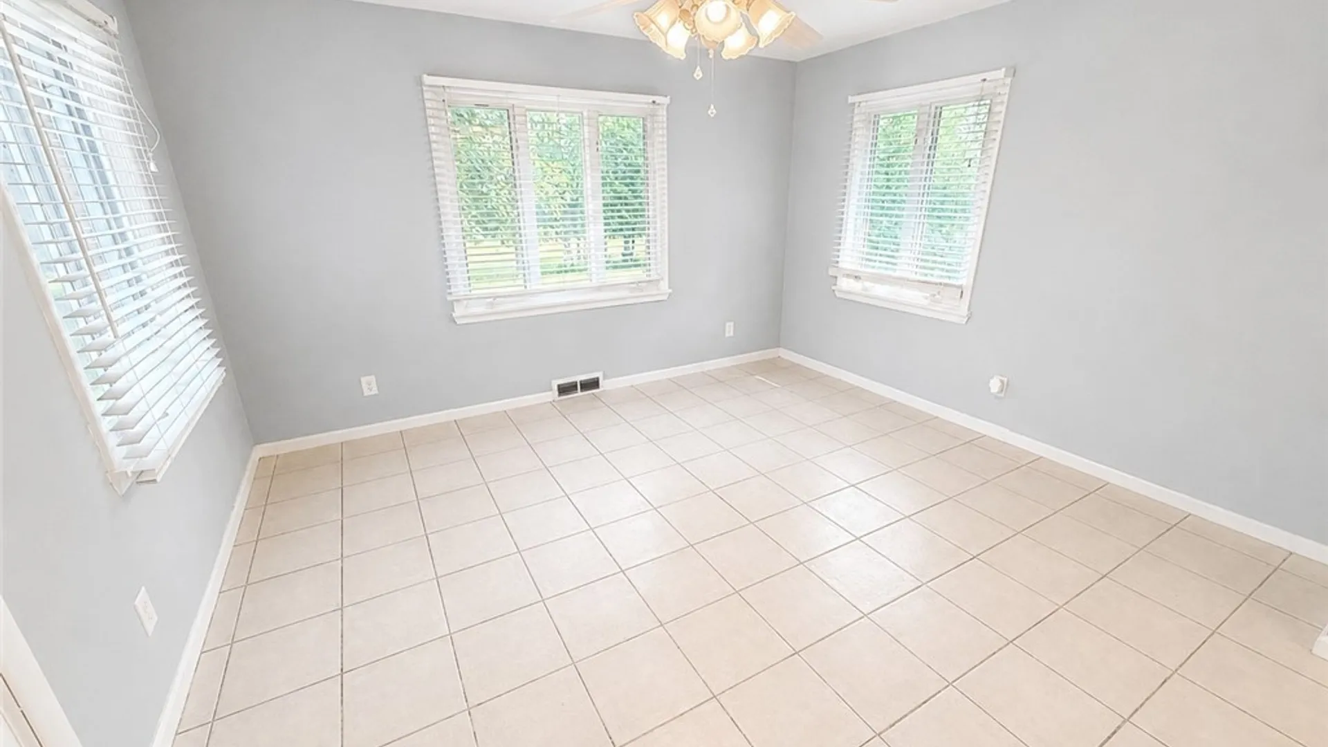 Property at 483 Brookview Drive, Irondequoit, NY 14617 15