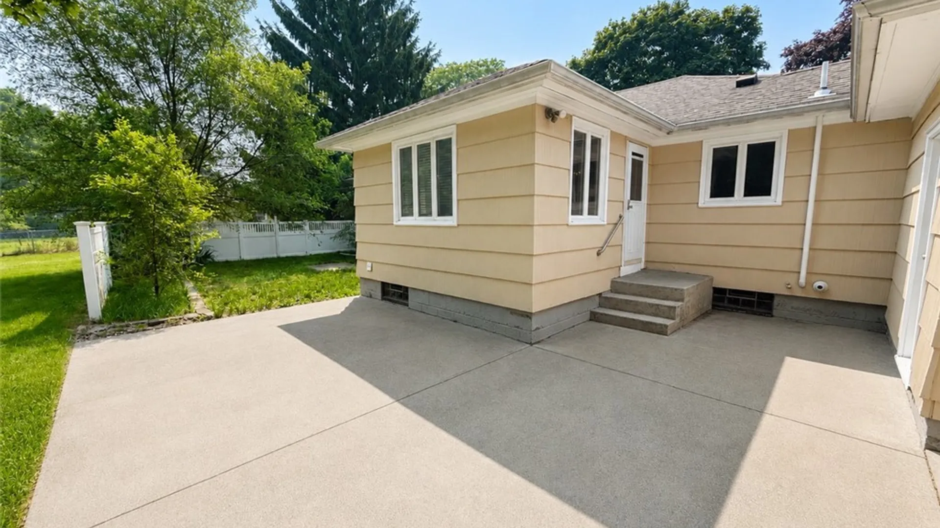 Property at 483 Brookview Drive, Irondequoit, NY 14617 5