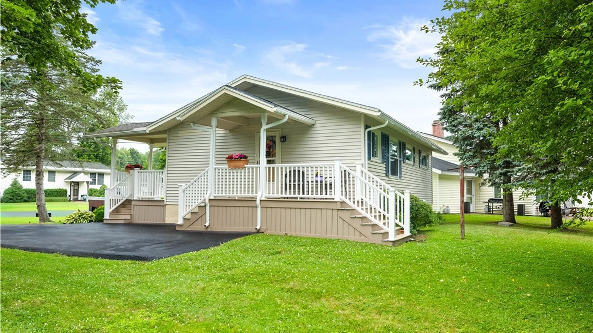 Property at 400 Homestead Drive, Utica, NY 13502 4