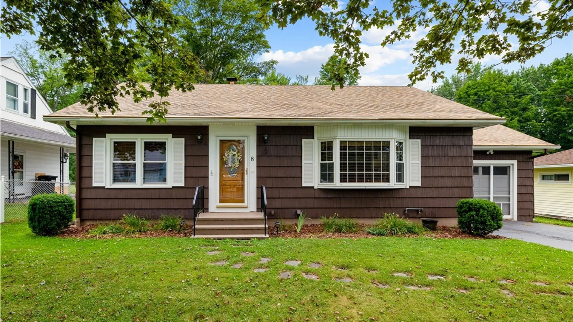 Property at 8 Parkway Place, New Hartford, NY 13413 3