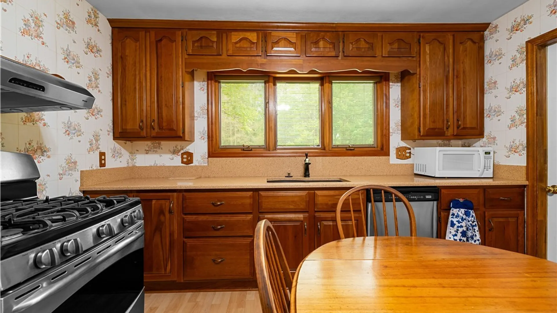 Property at 8 Parkway Place, New Hartford, NY 13413 6
