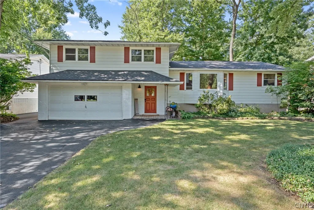 Property at 211 Donlin Drive, Salina, NY 13088