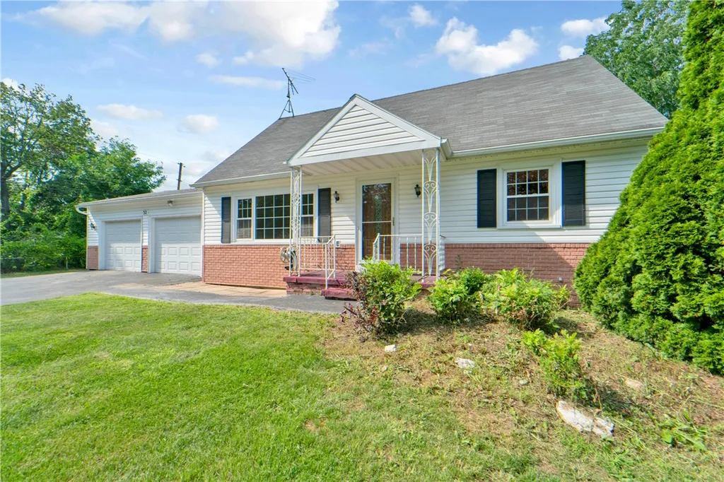 Property at 32 Ridgelea Court, Greece, NY 14615