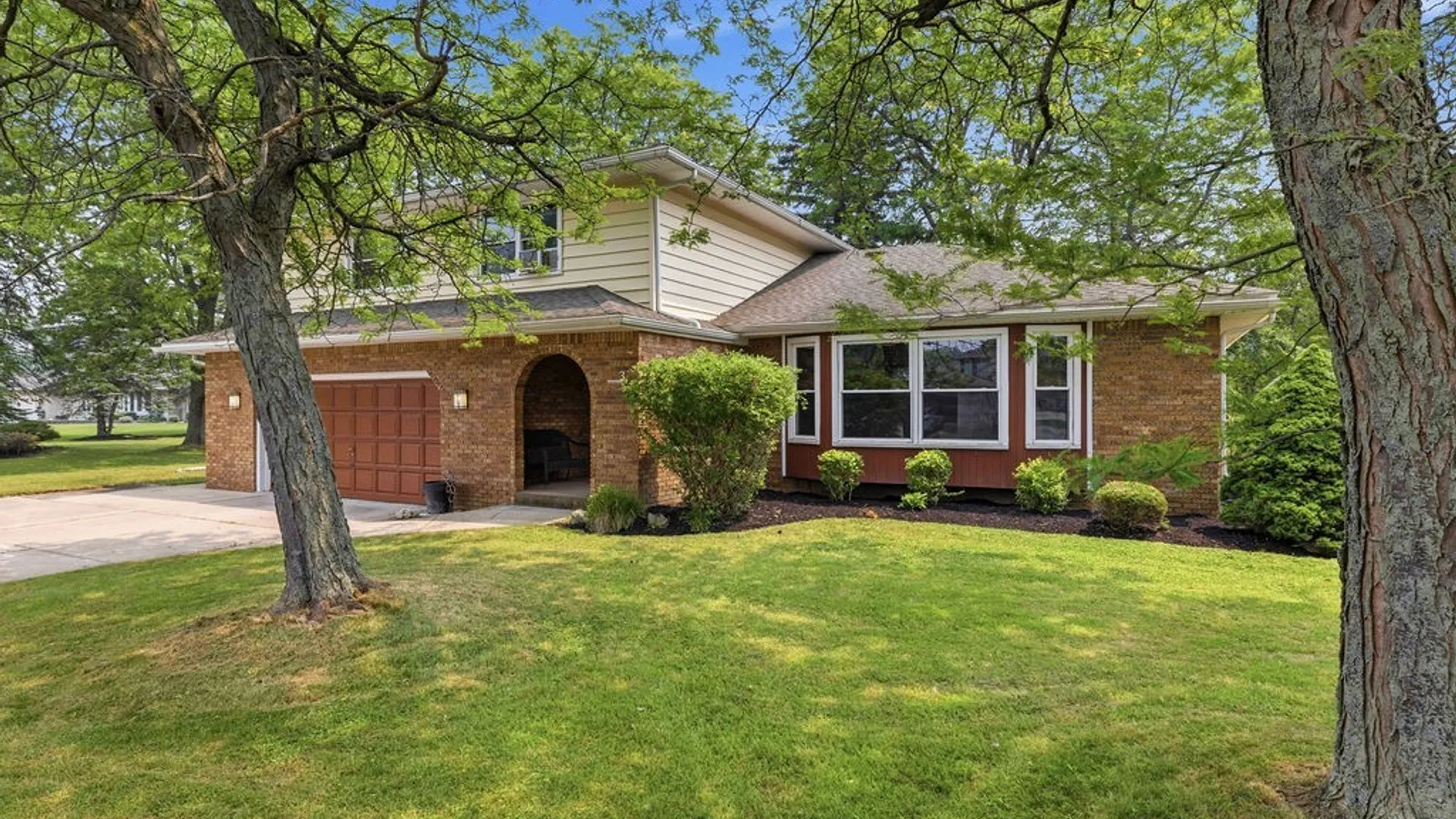 Property at 3 Beaverbrook Court, Cheektowaga, NY 14043 2
