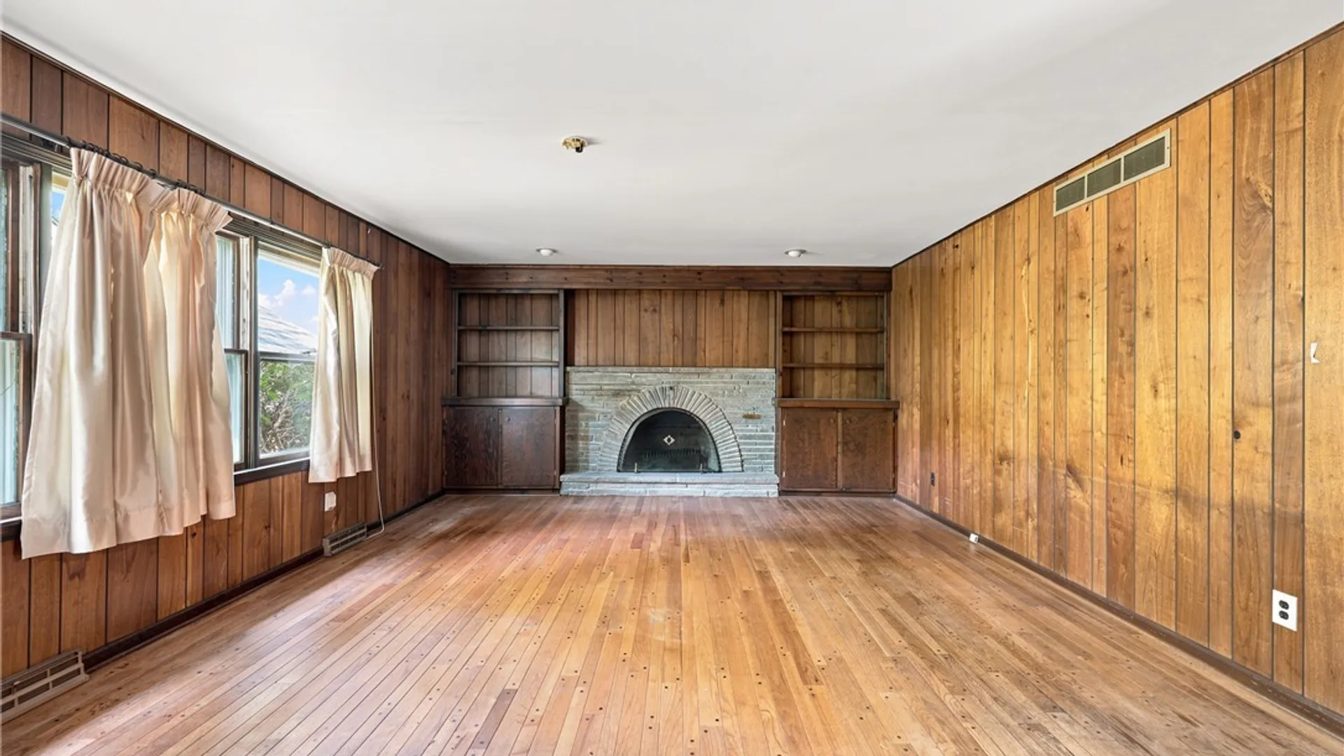 Property at 115 Foxpoint  W Drive, Amherst, NY 14221 12